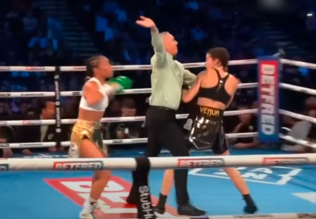 Women's World Title Fight Sees Brutal Standing Knock Out