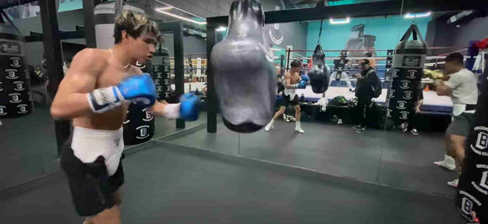 boxer does impression of Manny Pacquiao fight style