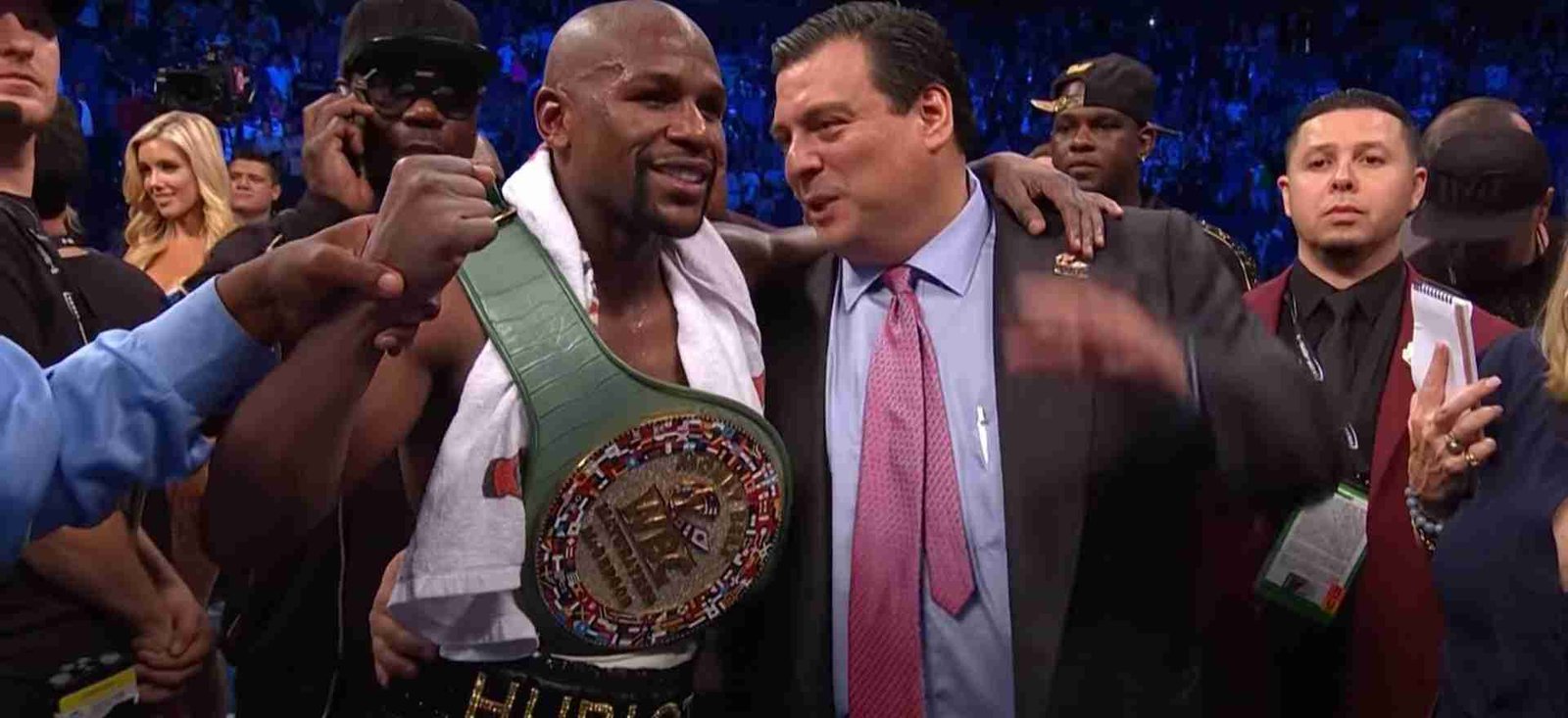 Mayweather Hands Out 100 Dollar Bills To Kids 2 Mayweather Hands Out 100 Dollar