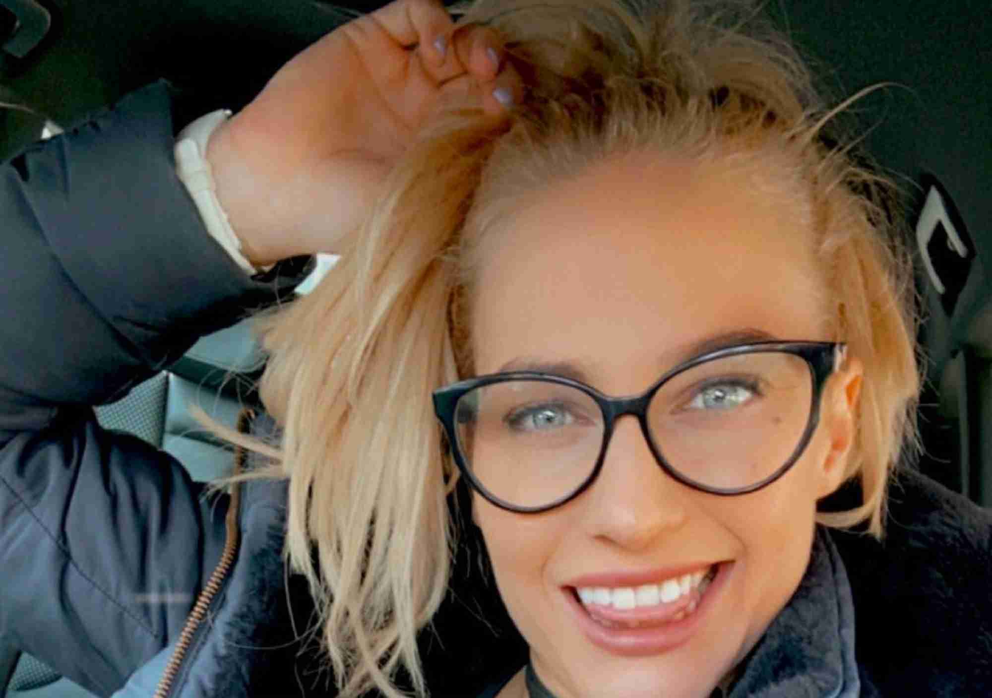 Blonde Bombshell Grabs Attention With Sunday Vibes Tweet