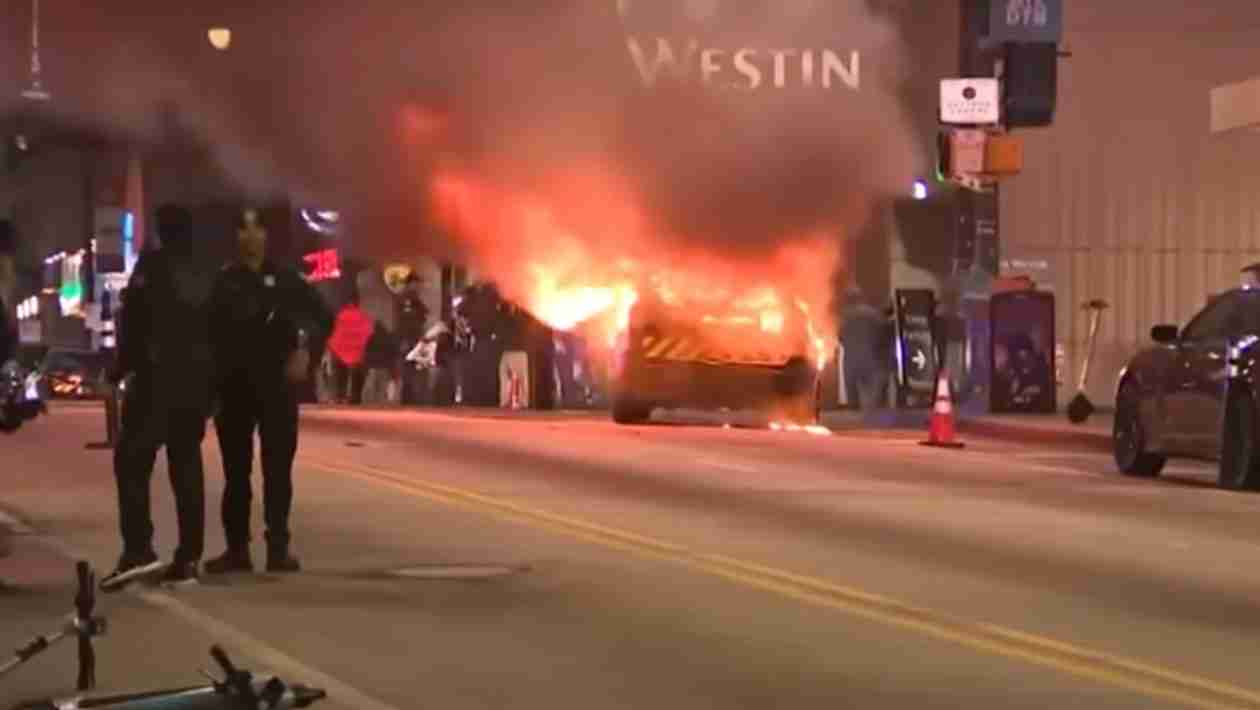 US Group Antifa Burn Police Cars In War Scenes In Atlanta