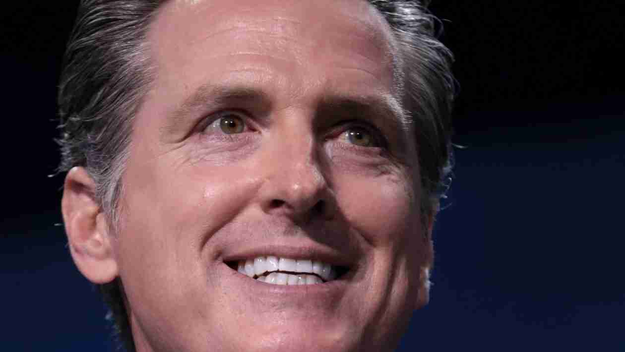 Californians Revolt Against Disaster Gavin Newsom Amid War Like Carnage In California Snow Blizzard As Newsom Runs California Into The Ground