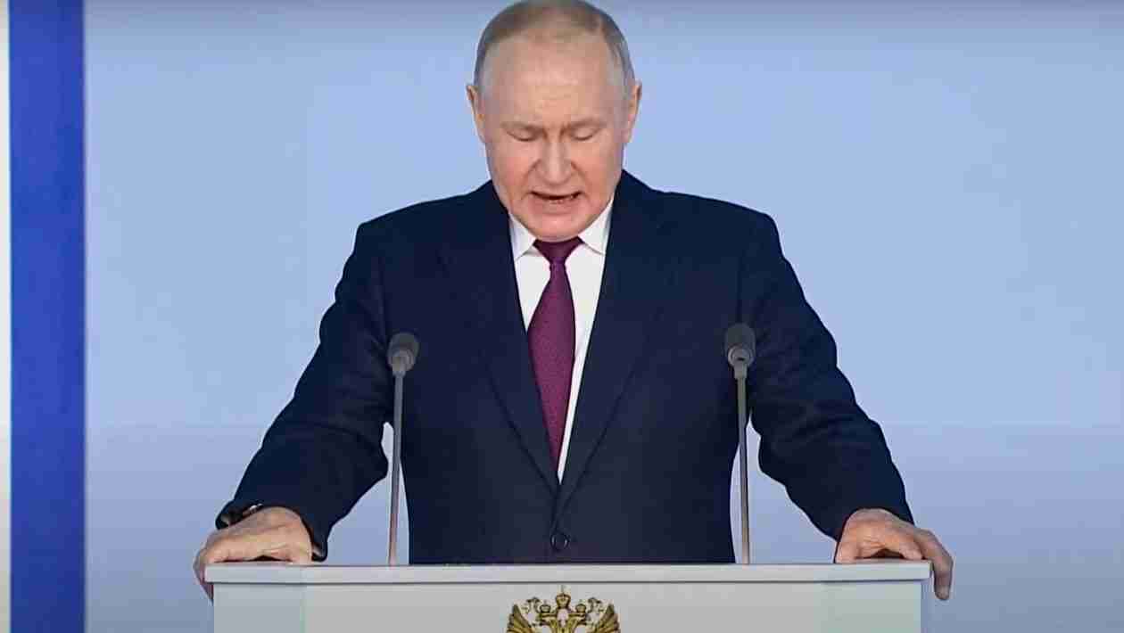 Putin Now Resorting To Using Old Scrapheap Unrepairable Soviet Tanks