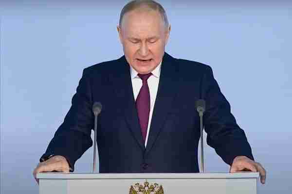 Putin Now Resorting To Using Old Scrapheap Unrepairable Soviet Tanks