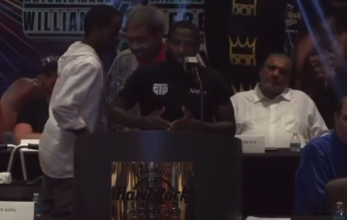 Adrien Broner vs Blair Cobbs