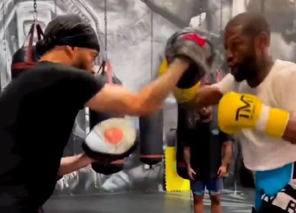 Watch: 47-Year-Old Mayweather Remarkable Pad Work 2 Watch: 47-Year-Old Mayweather Shows He Still Has It In Remarkable Pad Work