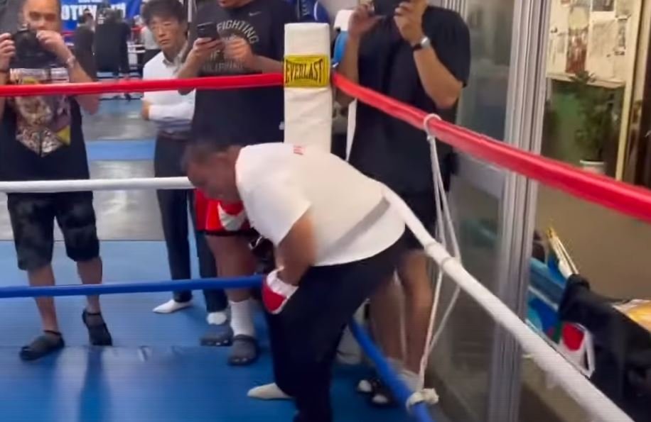 Pacquiao Forces Coach To Take Time Out From Battering Him