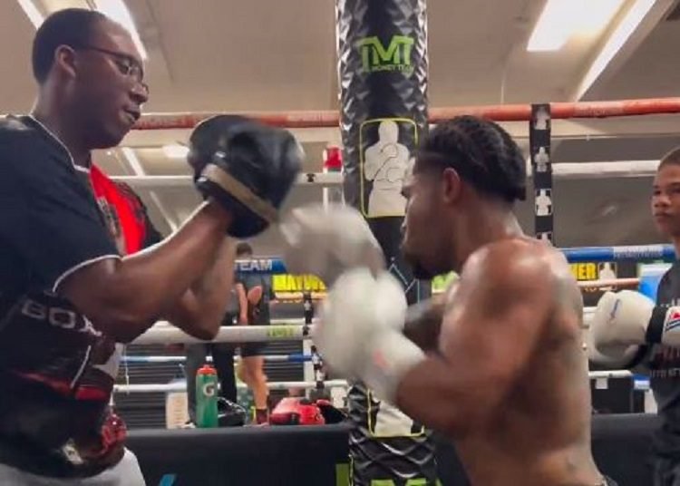 Roger Mayweather Son Holding Pads For Gervonta Davis Clone