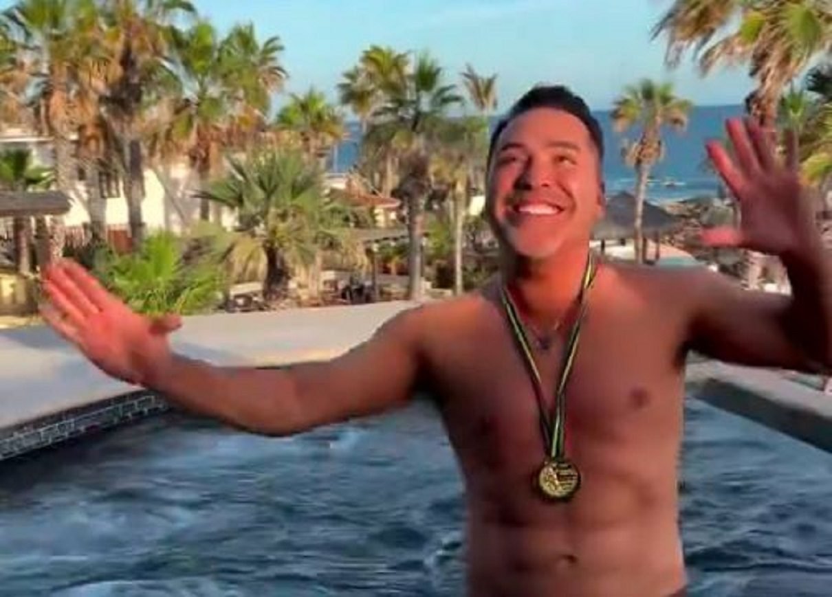 Oscar De La Hoya Bragging With His Olympic Gold Medal
