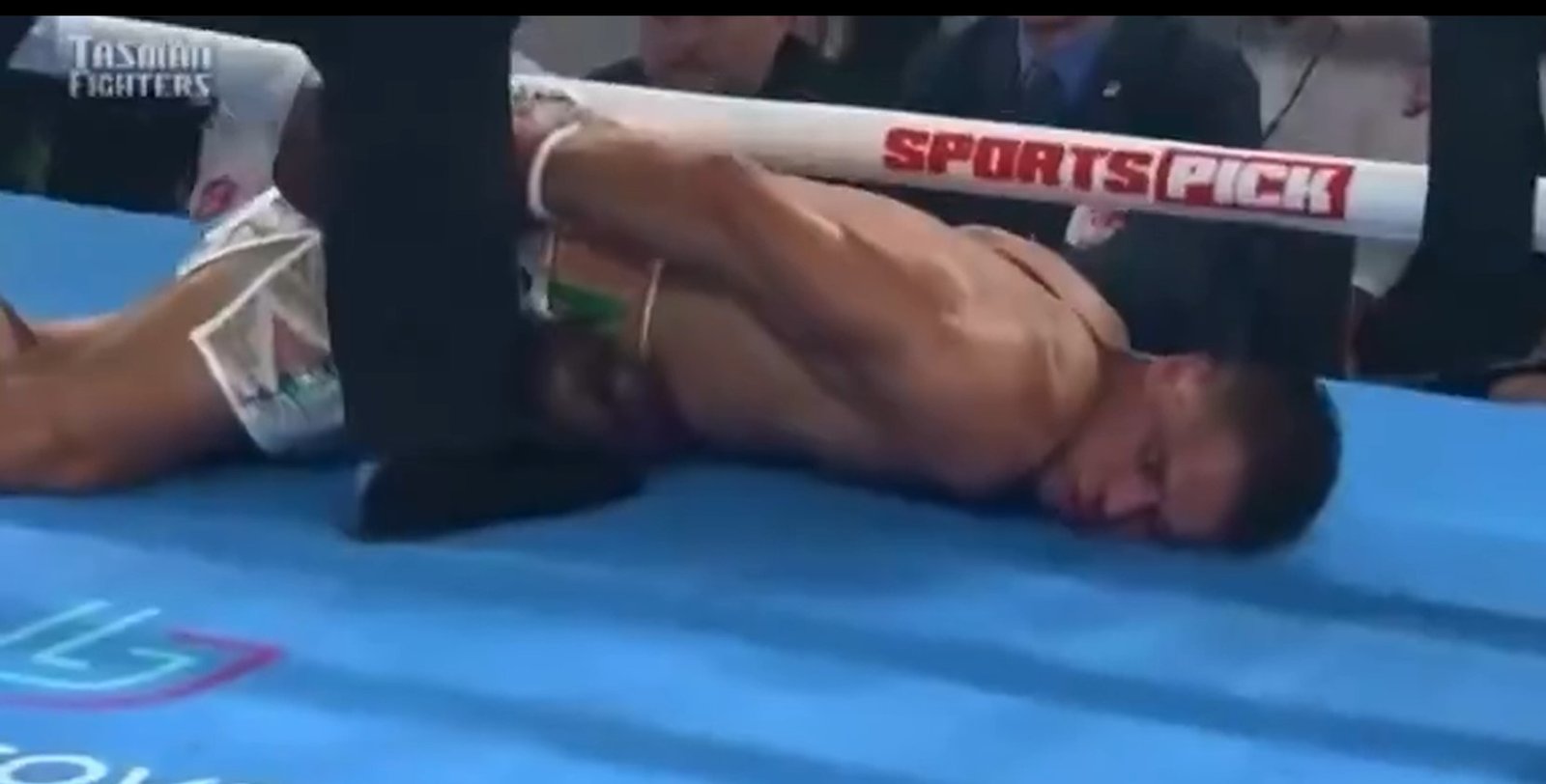 Previously Unbeaten New Zealand Boxer Brutally Knocked Out Cold Face First