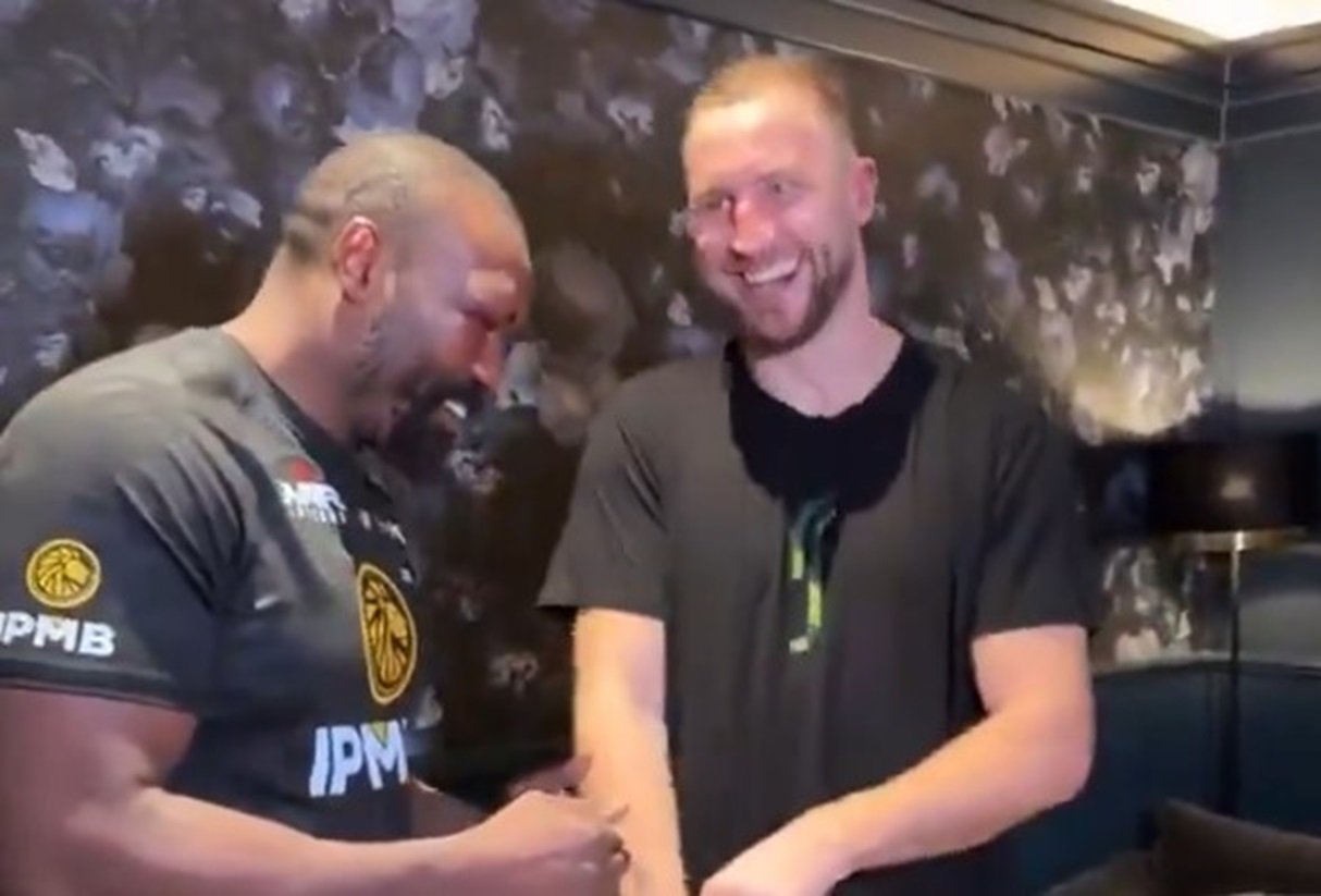 Heavyweight Gives Defeated Opponent Unusual Gift After Fight 2 Heavyweight Gives Defeated Opponent Unusual Gift After Fight