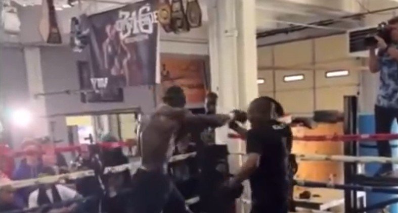 Deontay Wilder Throwing His Old Power Right Hand Again