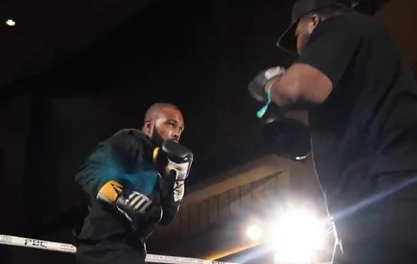 Gary Russell Jr Puts On Some Of The Best Mitt Work You'll See In Boxing