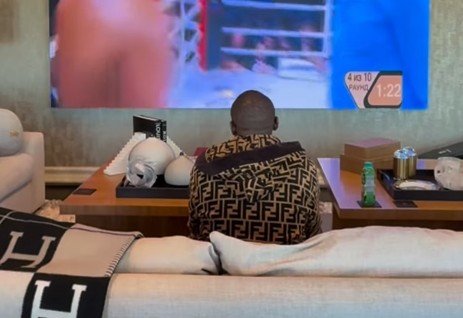 Mayweather Posts An Unusual Video Of Himself Watching A Boxing Legend Getting Knocked Out