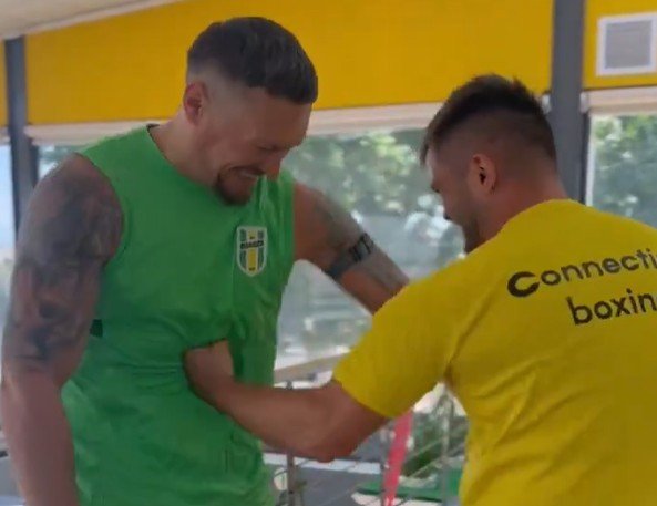 Usyk Lets Man Punch Him In Stomach Bare Knuckle It Doesn't Go Well For The Man