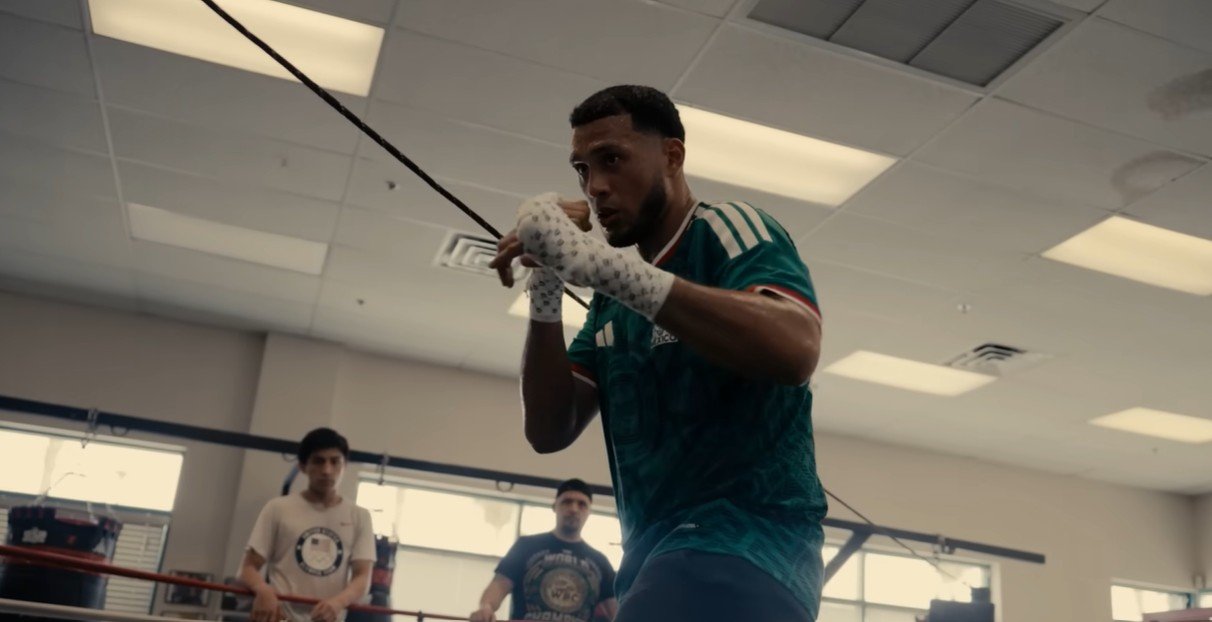 Canelo leaves before Benavidez fight and it didn't look good