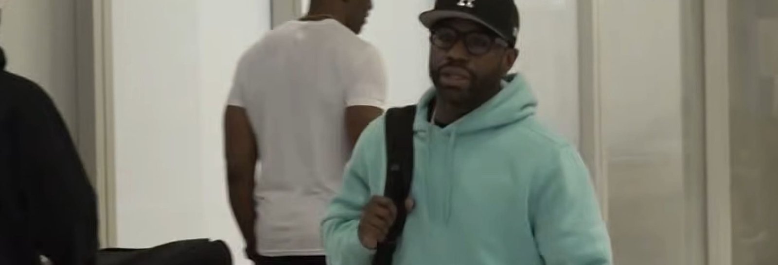 Mayweather arrives in Greece and he looks jaded