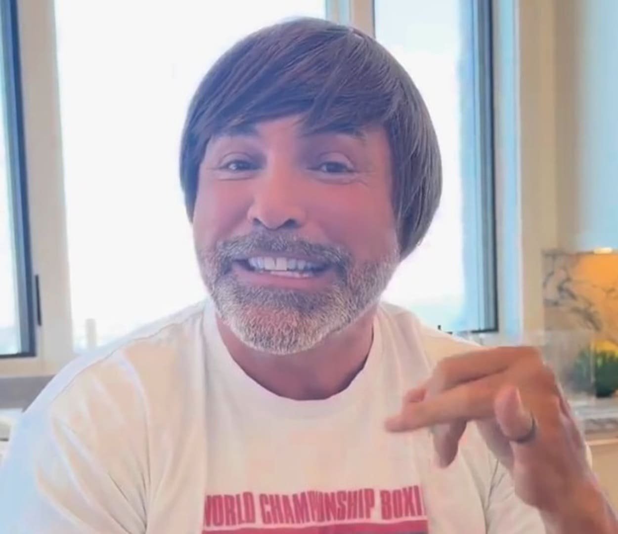 Oscar De La Hoya starts wearing a wig and makes bold fight claims