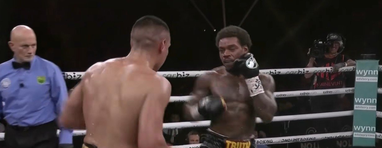 Why did Errol Spence stop fighting? 2 Why did Errol Spence stop fighting